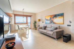 Un lugar para sentarse en Cielo Suite, Panoramic Apt View with Jacuzzi