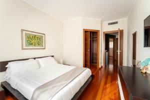 Una cama o camas en una habitación de Cielo Suite, Panoramic Apt View with Jacuzzi