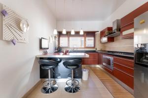 Una cocina o cocineta en Cielo Suite, Panoramic Apt View with Jacuzzi