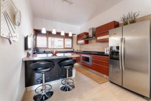 Una cocina o cocineta en Cielo Suite, Panoramic Apt View with Jacuzzi
