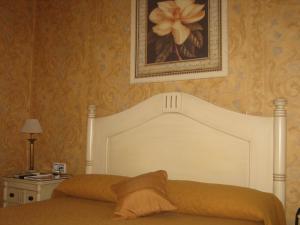 Łóżko lub łóżka w pokoju w obiekcie Hotel Santiago
