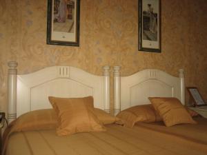 Łóżko lub łóżka w pokoju w obiekcie Hotel Santiago