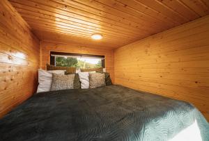 Posteľ alebo postele v izbe v ubytovaní Secret Lake Prag magic place relaxation& wellness