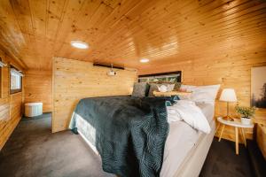 Posteľ alebo postele v izbe v ubytovaní Secret Lake Prag magic place relaxation& wellness