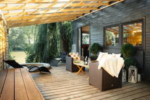 Patio alebo iná vonkajšia časť ubytovania Secret Lake Prag magic place relaxation& wellness