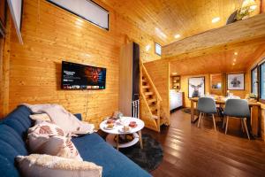 Televízia a/alebo spoločenská miestnosť v ubytovaní Secret Lake Prag magic place relaxation& wellness