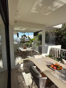 een keuken en eetkamer met een tafel op een balkon bij Palm Beach front de mer in Cannes