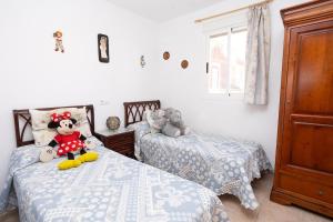 エル・ポルティルにあるA family house to enjoyのぬいぐるみが置かれたベッドが2つある寝室