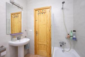 エル・ポルティルにあるA family house to enjoyのバスルーム(シンク、木製のドア付きシャワー付) +6枚の写真