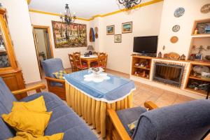 エル・ポルティルにあるA family house to enjoyのテーブルと椅子とテレビのあるリビングルーム