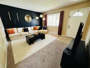 Χώρος καθιστικού στο Tranquility in Trenton -Sleeps 9