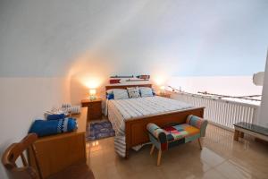 una piccola camera con letto e balcone di Beach House Ischia a Ischia
