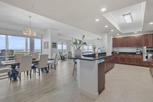 Dapur atau dapur kecil di New Penthouse 4 Bedroom Gulf and Harbor Views