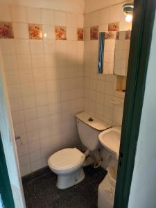 a bathroom with a toilet and a sink at Departamento en el tercer piso in Caleta Olivia