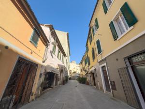 an alley between two buildings in a city at Appartamento Dolce dimora nel centro storico in Grosseto