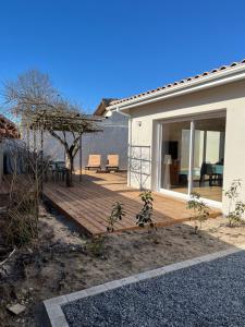 居让梅斯特拉Maison familiale piscine 3 chambres Gujan-Mestras !的房屋前的木甲板