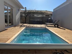 Maison familiale piscine 3 chambres Gujan-Mestras !内部或周边的泳池
