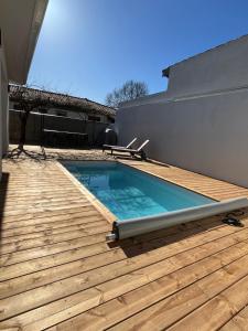 Maison familiale piscine 3 chambres Gujan-Mestras !内部或周边的泳池