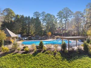 パインハーストにあるPinehurst Tee Time Retreatの庭にあるプールの上空からの眺め