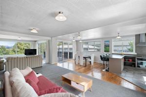 a living room with a couch and a table at Roomy 2 bedroom property in Queenstown