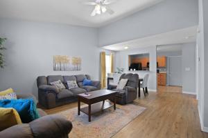 una sala de estar con un sofá y una mesa en Spacious 4 Bed Great for Commuting Dogs Ok, en Columbia