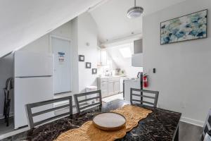 Dapur atau dapur kecil di Spacious 4BR 1BA Duplex Apartment Near NYC