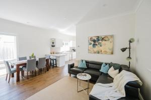 YarravilleにあるNavi Home, stay like localsのソファとテーブルのあるリビングルーム