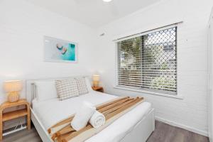 En eller flere senge i et værelse på Cosy 2BR in Scarborough with Pool