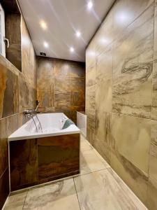 łazienka z wanną i prysznicem w obiekcie REMA Apartments 1080 w Wiedniu