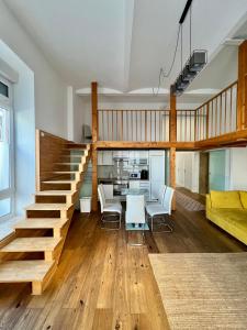 salon ze schodami, stołem i krzesłami w obiekcie REMA Apartments 1080 w Wiedniu