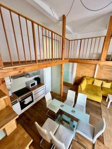przebudowa loftu domu ze stołem i krzesłami w obiekcie REMA Apartments 1080 w Wiedniu +15 zdjęć