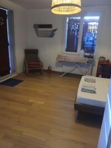 Habitación con cama, silla y ventanas. en Chambre chez l'habitant avec piscine et cuisine d'été, en Saint-Martin-de-la-Brasque 1 foto más