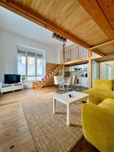 salon z żółtą kanapą i stołem w obiekcie REMA Apartments 1080 w Wiedniu