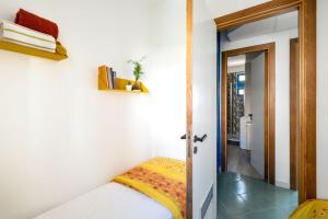 Una cama o camas en una habitación de Manzoni17, moderno appartamento a 100 mt dal mare - Marea Stays Collection