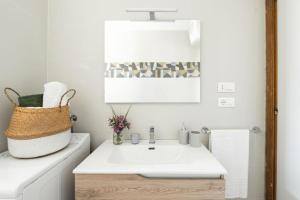 Un baño de Manzoni17, moderno appartamento a 100 mt dal mare - Marea Stays Collection