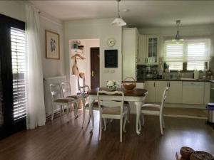 Η κουζίνα ή μικρή κουζίνα στο Wéber Villa