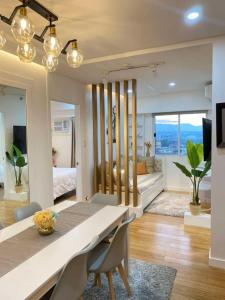 TV a/nebo společenská místnost v ubytování 3 Bedroom Condo in Verdon Parc Davao city