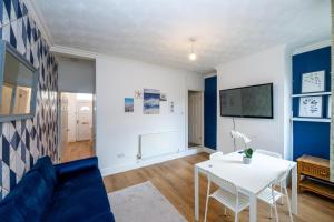 a living room with a couch and a table at 3br-7guests-freeparking-pets-towncentre in Stoke on Trent