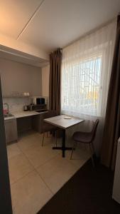 Kuchyňa alebo kuchynka v ubytovaní Aviator Garni Hotel Bratislava