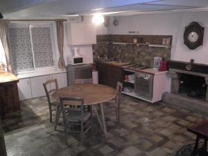 Kuchyň nebo kuchyňský kout v ubytování Gîte saint Germain