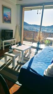 ポール・ヴァンドルにあるT2 belle terrasse avec vue sur merのリビングルーム(ベッド1台、大きな窓付)