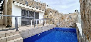 una casa con piscina al lado de un edificio en Villa Sinergia 3 bedrooms, en Los Alcázares