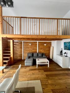 duży salon z kanapą i stołem w obiekcie REMA Apartments 1080 w Wiedniu