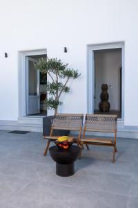 A seating area at SN Santorini Apartments