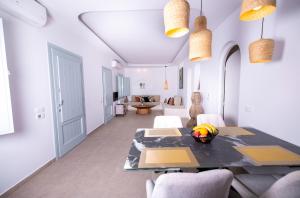 A seating area at SN Santorini Apartments