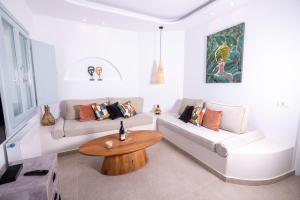 A seating area at SN Santorini Apartments