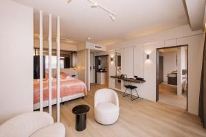 ein Schlafzimmer mit Bett und Schreibtisch in der Unterkunft Palace Hotel Zandvoort in Zandvoort