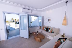 A seating area at SN Santorini Apartments