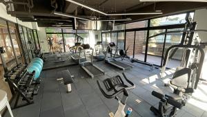 a gym with a lot of cardio equipment in it at Apartamento con piscina y jacuzzi Ciudad de Guatemala in Estación Pamplona