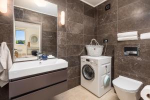 Bilik mandi di Natascha's Beachfront Apartments +42 gambar
